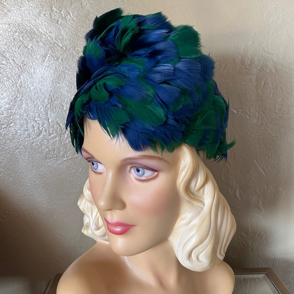 QUIRKY 1970s\' FLEXIBLE HAT MADE OF GREEN AND BLUE FEATHERS main image 4